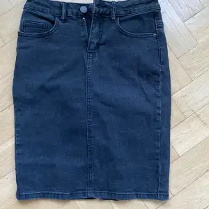 Svart jeanskjol från Vero Moda. Midjemått: 75 cm Längd: 50 cm Fickor fram och back. 