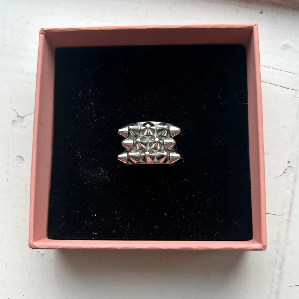 Säljer mina fina populära Edblad ring eftersom den inte kommer till användning💗Mycket bra skick och sparsamt använt! Nypris: 400kr. Accessoarer.