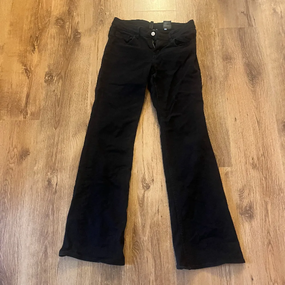 Svarta lågmidjade jeans från hm i super fint skick. Inte alls använda många gånger och även därför ja säljer dem. . Jeans & Byxor.