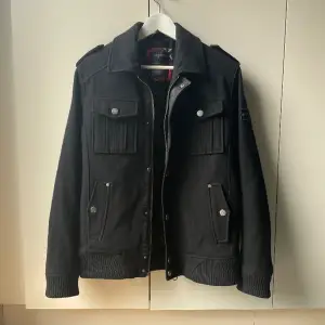 Säljer denna riktigt snygga Ull jacka/fieldjacket från Esprit, mycket bra skick. Storlek M. Nypris ligger på cirka 2000 kr.