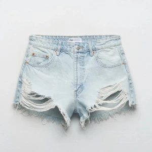 Jeansshorts  - Säljer dessa jeansshorts från zara som knappt är använd🫶 nypris 400, pris kan diskuteras 