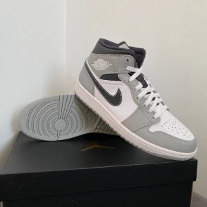 Jordan 1 Mid Light Smoke  - Jordan 1 Mid Light Smoke | Storlek: 43 | Helt nya med Box och Kvitto