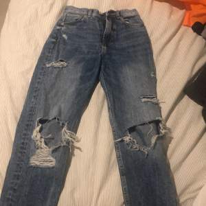 Jeans köpta på new yorker strl xxs andvänds tyvärr inte längre små skador längst ner på byxorna men annars vanligt skick