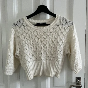 Stickad topp - Vit stickad topp från bikbok i storlek XS💕 Säljer för att den inte används men den är i bra skick!🙌🏻