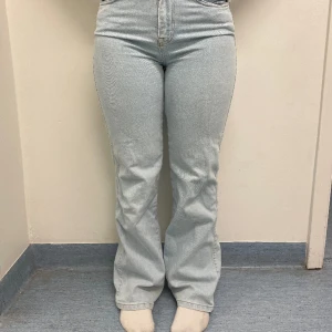 Snygga jeans  - Säljer dessa skit snygga jeans som passa perfekt nu till våran med en skit snygg midija💗 Jag är 167 och byxorna är lite långa och skulle passa någon 170+ i längden och i stolek M