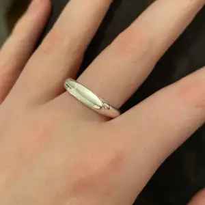 Stilren ring i silver med unik design. Aldrig använd 