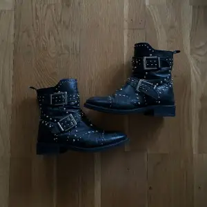 Svarta boots med nitar i äkta läder. Från märket Poelman. Passar året runt och perfekta till nyår!