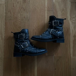 Boots - Svarta boots med nitar i äkta läder. Från märket Poelman. Passar året runt och perfekta till nyår!