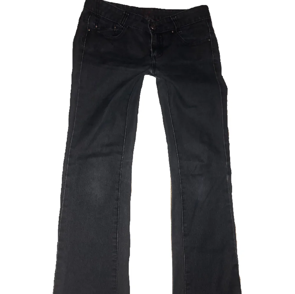 Ett par vintage jeans från bikbok, dem är gråsvarta med tryck på fickan & flared i benen 🌸🪩 waist 38cm stretch .. innerbenslängd 85 cm 🤩märkt storlek M men är uppskattad S. Jeans & Byxor.