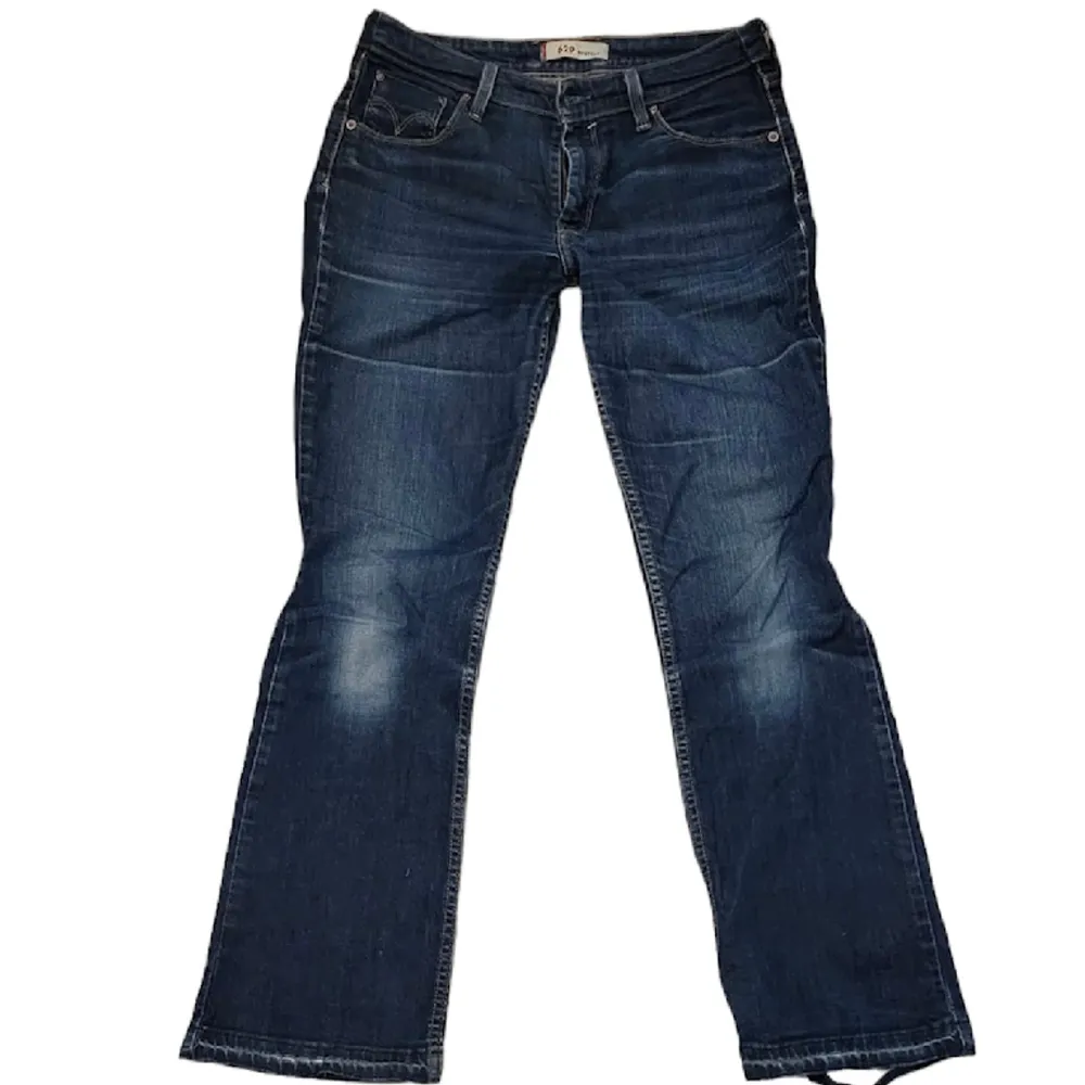 Supersnygga bootcut levi’s jeans!⭐️köpte secondhand men används inte längre. De är i storlek 31/32 men skulle uppskatta mer åt 33/34. Passar mig i längden som är 168. Finns en reva vid vänsterbenet men annars är de i fint skick! Hör av er om frågor!💋. Jeans & Byxor.
