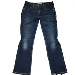 Supersnygga bootcut levi’s jeans!⭐️köpte secondhand men används inte längre. De är i storlek 31/32 men skulle uppskatta mer åt 33/34. Passar mig i längden som är 168. Finns en reva vid vänsterbenet men annars är de i fint skick! Hör av er om frågor!💋