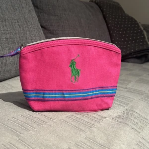 Ralph lauren necessär  - I väldigt fin skick, säljer då jag ej använder den så alls ofta. 