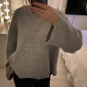 stickad tröja - intressekoll!!! Grå stickad tröja från gina i storlek S! köpt nyligen men lite för stor för mig.  fint skick❤️❤️nypris 399
