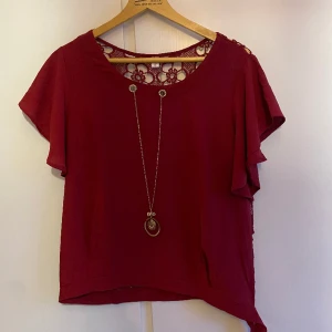 Blus  - En röd blus som är väldigt ny och fin. I storlek M och passar perfekt för sommaren. 