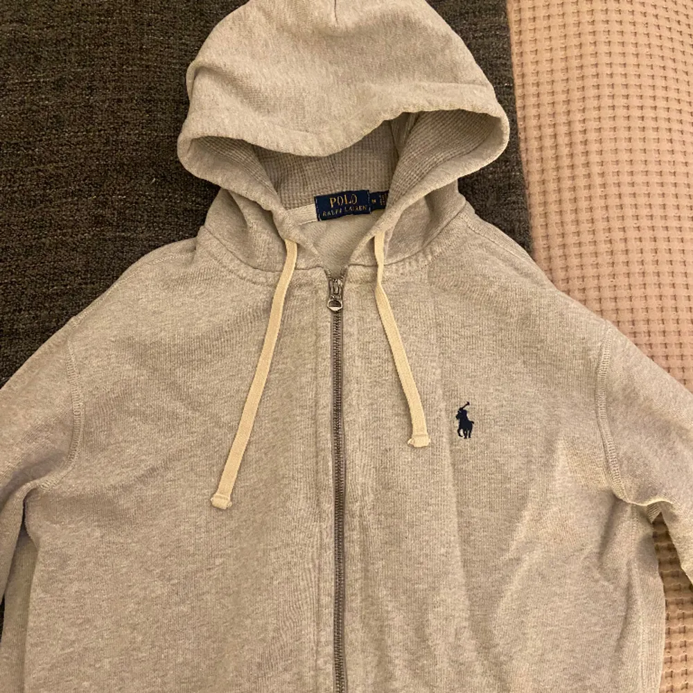 Säljer numera en denna skitsnygga Ralph Lauren hoodien i bra skick som tyvärr inte passar mig längre. Tröjan är i storlek M men passar även storlek S. Vid frågor är det bara att höra av er! . Hoodies.