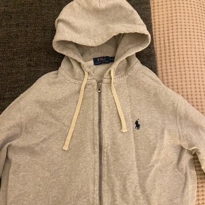 Ralph Lauren hoodie  - Säljer numera en denna skitsnygga Ralph Lauren hoodien i bra skick som tyvärr inte passar mig längre. Tröjan är i storlek M men passar även storlek S. Vid frågor är det bara att höra av er! 