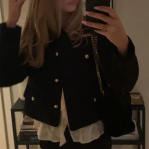 Zara jacka - Säljer denna jättefina jackan från zara, använd fåtal gånger. Nypris 500kr, priset kan diskuteras!💗💗 