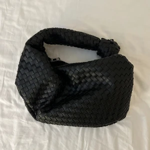 Väska  - Använd fåtal gånger så i fint skick. 