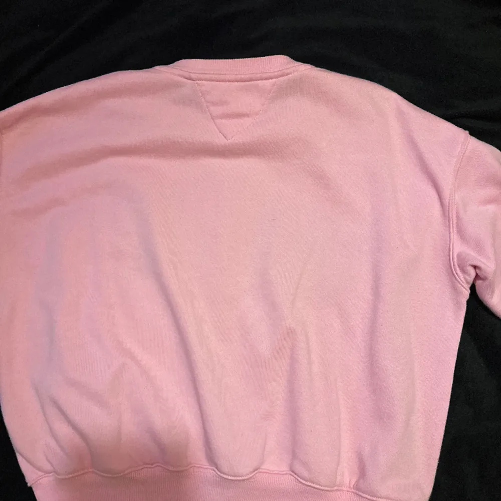 En baby rosa Tommy H tröja, finns inga skador. Har en cute passform, passar till allt. . Hoodies.
