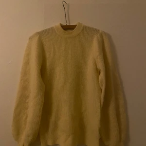 Stickad tröja ifrån Ganni. - Ljusgul stickad tröja från Ganni. Använd fåtals gånger. Har breda ärmar och fin passform. Fin skick. 