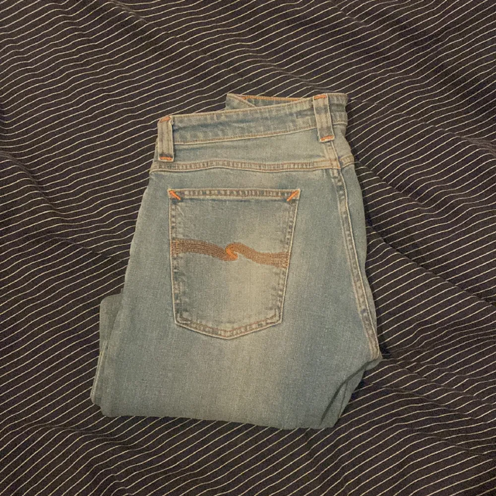 Ett par feta ljusblåa nudie jeans som jag köpte från nån annan på plick. Aldrig använt dem.   Skick: 9/10     . Jeans & Byxor.