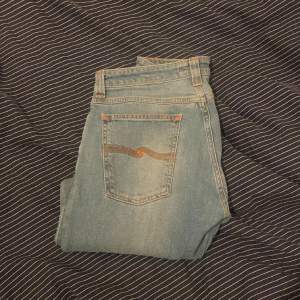 Ett par feta ljusblåa nudie jeans som jag köpte från nån annan på plick. Aldrig använt dem.   Skick: 9/10     