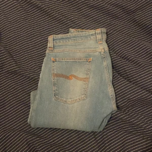 NUDIE JEANS  - Ett par feta ljusblåa nudie jeans som jag köpte från nån annan på plick. Aldrig använt dem.   Skick: 9/10     