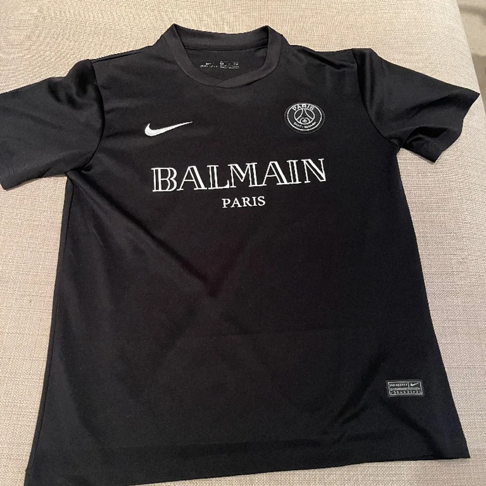 Hej, säljer nu min PSG balmain t-shirt i storlek S, ny skick! Pris kan diskuteras vid snabb affär. T-shirts.