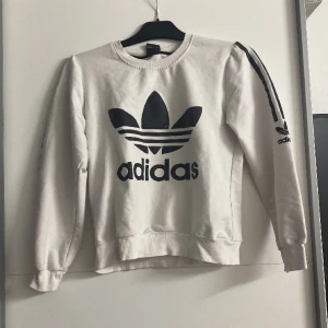 Vit adidas tröja - Vit basic adidas tröga 