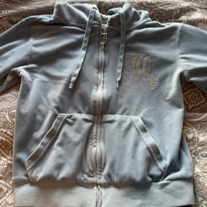 Ljusblå Juicy Set - Säljer mitt Juicy set! Byxor och överdel säljs för 700kr. Passar 150-165cm, pris är inte hugget i sten.