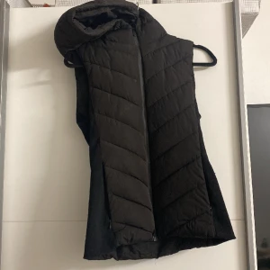 Svart väst  - En svart fin väst den är gullig mysig snygg och vacker jätte bra tips från mig❤️💯💯