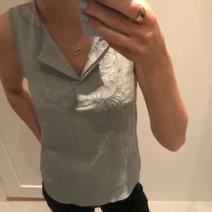 Turkos topp - Fin topp med lite broderi där fram! Knappt använd!