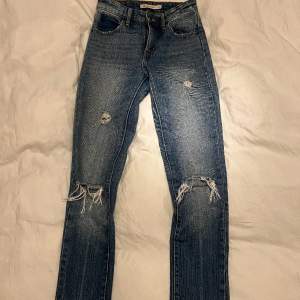 Levis jeans 721 High Rise skinny, mycket bra skick men de är  uppsydda. Är 160 cm lång 64 cm innersöm 