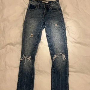 Levis jeans  - Levis jeans 721 High Rise skinny, mycket bra skick men de är  uppsydda. Är 160 cm lång 64 cm innersöm 