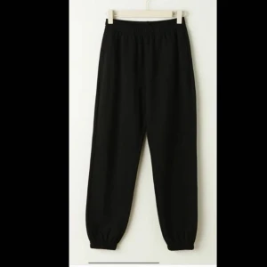 Basic sweatpants - Gina Tricot  - Säljer ett par svarta mjukisbyxor från Gina.  Dom är knappt använda så i fint skick.  Storlek S 