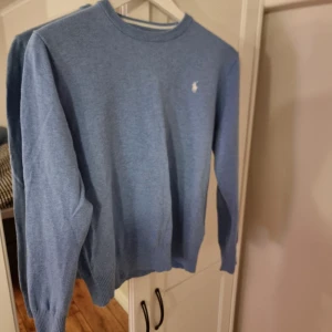 Ralph lauren stickad - Ralph lauren stickad tröja utan defekter sitter för tajt på mig och är 188, 86kg Pris kan diskuteras vid smidig affär 