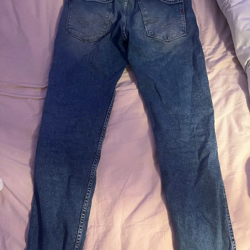 Säljer nu mina feta replay jeans i moddel anbass, 9/10 texten på replay logga. Där bak är lite suddig, ny pris 1799, mitt pris 900, kan gå ner lite vid snabb affär, om du har några funderingar skriv✅💪. Jeans & Byxor.