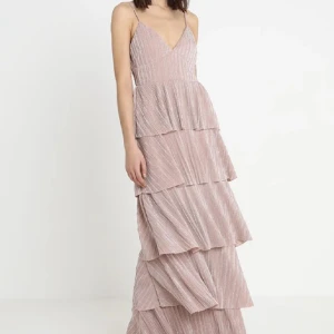 Balklänning - Säljer min fina balklänning. Klänningen är rosaglittrig. Storleken är 34 men passar även 36. Klänningen var lång på mig som är 164 cm men var perfekt med klackar till. Klänningen har även justerbara band. 💞