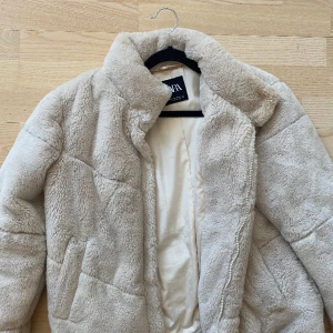 Pälsjacka från Zara - Säljer nu min fina och varma fuskpälsjacka från zara! I superbra skick och mysig att ha på sig nu under vintern! Säljer den pga brist på plats. Den är i storlek M men passar perfekt om man är XS-S och vill ha jackan lite oversized