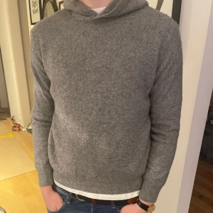 Oscar Jacobsson tröja - Säljer min brorsas Oscar Jacobsson tröja i nyskick. Den är aldrig använd och säljer pga att han köpte fel storlek 🙌 storleken är L men är lite för liten på min bror som har M-L, orginalpris 1500kr