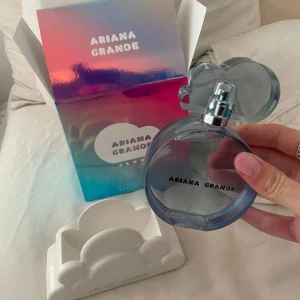 HELT NY ARIANA GRANDE CLOUD 100 ML - Parfym ariana grande cloud. Köpt från lyko. Kvitto finns. Testad EN gång. Inte min smak. Vanilj kokos pralin. Kartong kvar