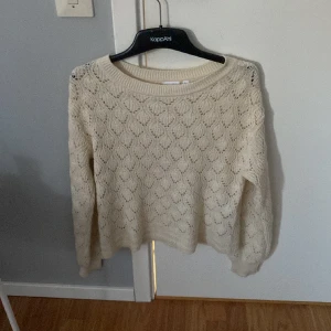 Stickad tröja  - Stickad tröja från VILA, bra skick men används inte!