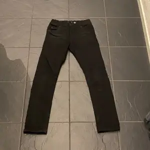Svarta jeans, slim fit/Luke. ord pris 399, kondition 8/10, använda få tal gånger. Storlek 158 cm funkar för 162