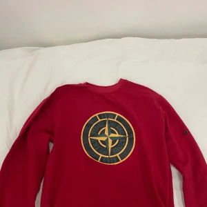 Stine Island Röd Tröja - Stone island tröja storlek S. Köpt i Johnells.