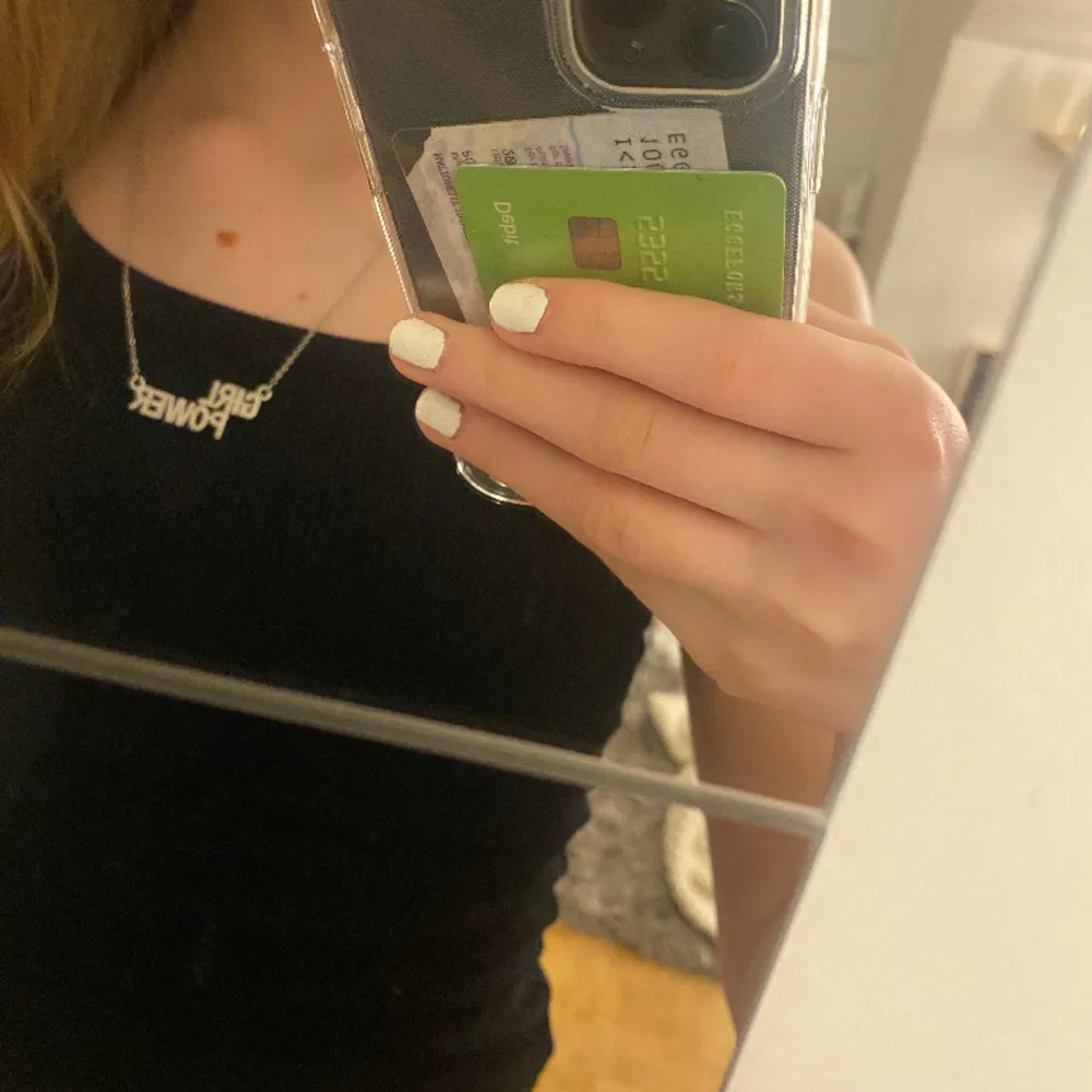 Fint halsband från iouku i girl power.  Tryck gärna på köp nu.. Accessoarer.