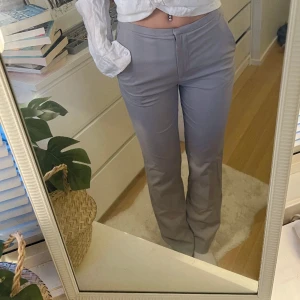 Gråa kostymbyxor  - Mid waist gråa kostymbyxor! Är ca 163 lång✨