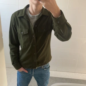 Overshirt - Skick 9,5/10 bara använd inga defekter  Snygg och stilren olivgrön Overshirt från jack&jones Nypris runt 599kr Mitt pris 399kr Strl xs passar S