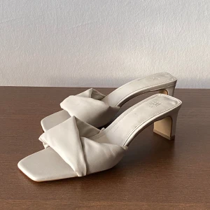 Klack HM storlek 37 - Klack från HM i storlek 37. Använt två gånger ngra märken på sulan annars fina. Pris 150kr