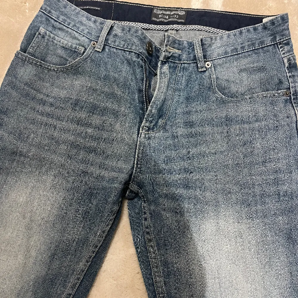 Jag säljer dessa blåa low waist jeansen som jag köpte på Vinted men som ej passade i längden.. Jeans & Byxor.
