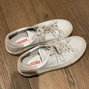 BJÖRN BORG SNEAKERS - Säljer mina vita Björn Borg sneakers. Storlek 39 Väldigt snygga med jeans, kostym byxor eller shorts/kjol❤️❤️ 